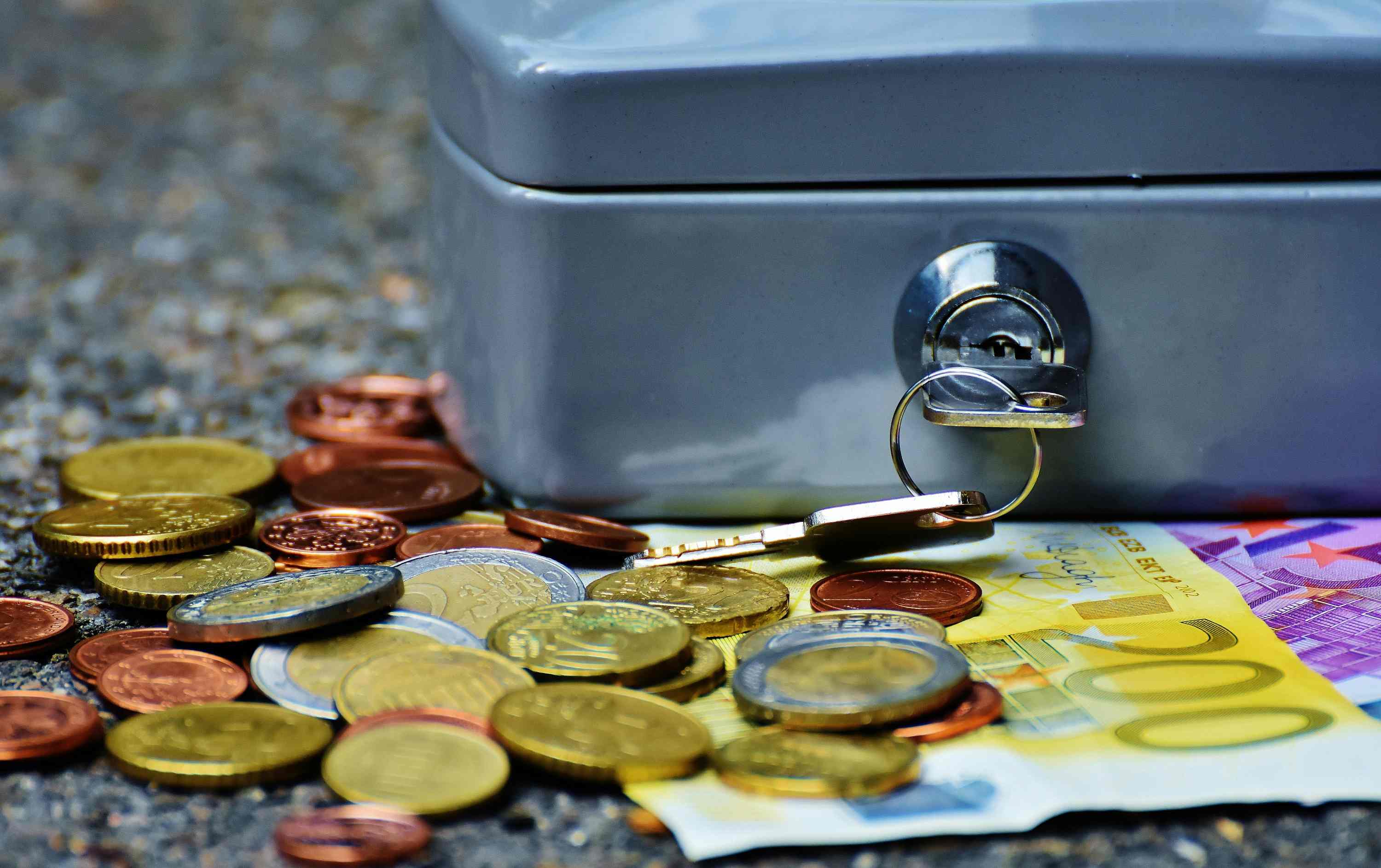 如何分析现货黄金市场的趋势？这种分析对投资者有何指导意义？